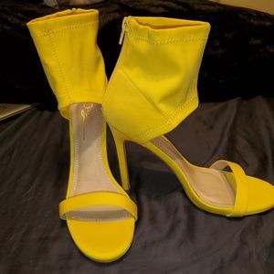 Brand new yellow stilettos sz 9